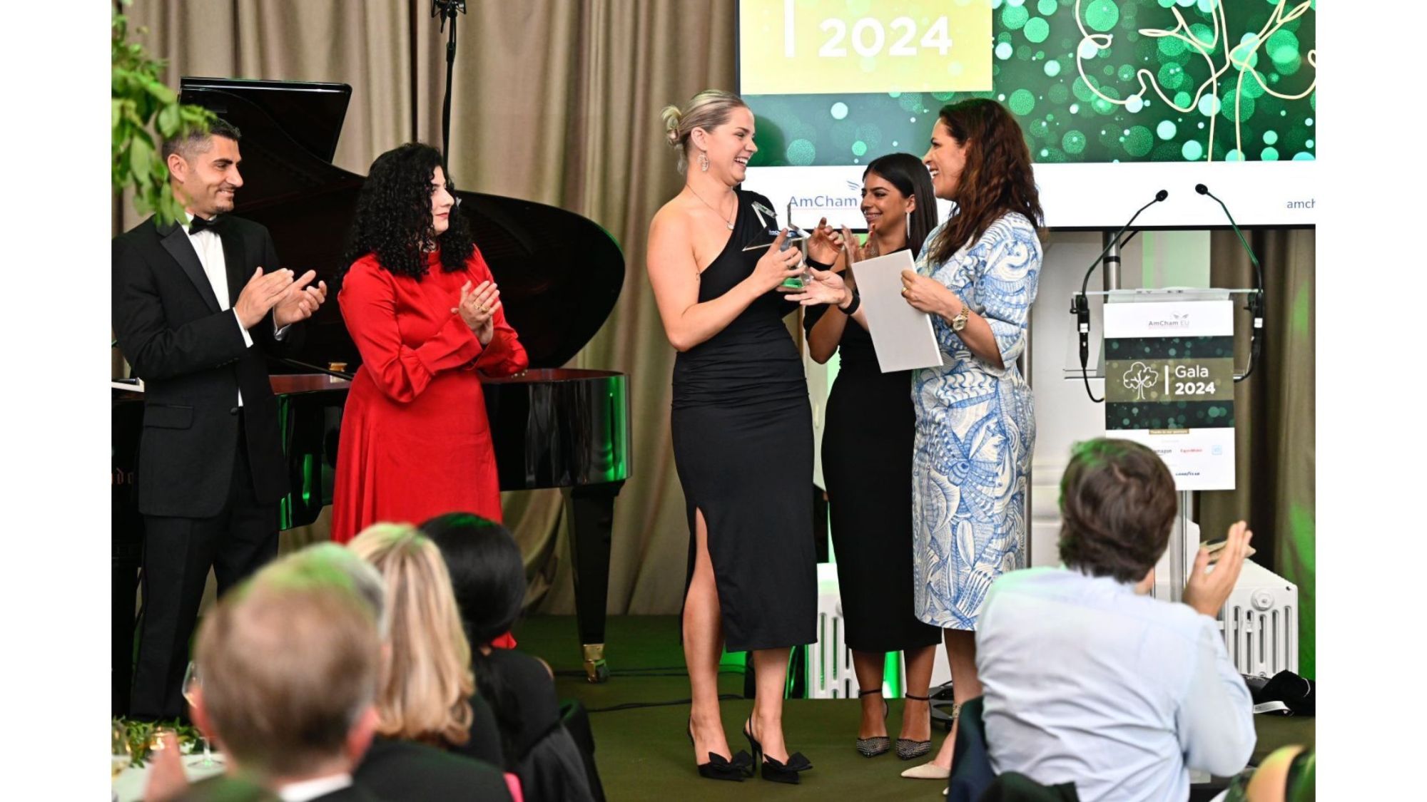 Alumna Rosanna collects her AMCham Prize